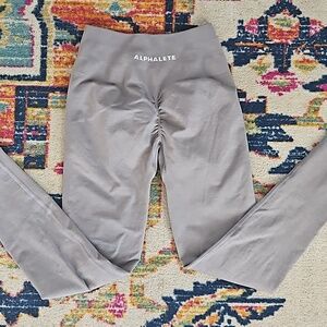 Alphalete scrunch butt leggings size small grey/smoke